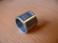 2   Die gedrehte F&uuml;hrungsh&uuml;lse f&uuml;r das vordere Lager. Sie wurde mit kleinstm&ouml;glichem Spiel in den Wellentunnel eingepasst. Damit der   Lagerring nicht schr&auml;g liegt, ist hier ein optimaler Planlauf erforderlich.