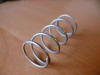 4   Die temperaturbest&auml;ndige Feder zur Lagervorspannung.