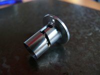 2   Mit dem Anziehen des Motors, schnellt die Kupplung durch die Spiralnut nach vorne. Eine Feder sorgt daf&uuml;r, dass die Kupplung beim   Abstellen des Motors wieder in die urspr&uuml;ngliche Position zur&uuml;ckdreht. Die &Uuml;bertragung der Drehzahl auf den L&auml;ufer erfolgt durch Reibung   eines O-Ringes, der an die Verdichtermutter gedr&uuml;ckt wird.