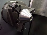 2   Als erstes wird die Au&szlig;en- und Innenform CNC gedreht.