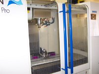 5   Mit dem 3-Achsen Bearbeitungszentrum von Mikron, wird im Schnellzugtempo gefr&auml;st.