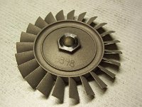 1   Die Turbinenr&auml;der haben wir bereits fertig gebohrt gekauft. Sie bestehen wie das Leitsystem aus einer hochfesten Legierung. Zudem wurden  sie auf eventuelle Gussfehler ger&ouml;ntgt. Die Schaufeln mussten lediglich noch auf den gew&uuml;nschten Aussendurchmesser geschliffen werden.