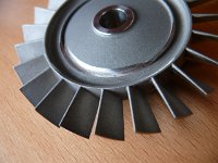 2   Das Turbinenrad wurde f&uuml;r den Probelauf vorgewuchtet. An den entsprechenden Stellen wird dazu Material vom Wuchtring weggeschliffen.