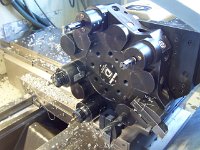 5   Die Werkzeuge, die f&uuml;r die letzte Spannung ben&ouml;tigt wurden: Innendrehstahl, 2.8mm HSS-Bohrer und Zentrierbohrer mit getriebenen   Werkzeughaltern, ein 20mm Flachbohrer, ein Innen-Einstechstahl f&uuml;r die O-Ring Nuten und zwei Aussendrehst&auml;hle zum Schruppen (grob)   und Schlichten (fein).